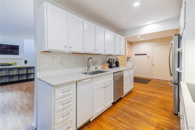 9422 Hawthorne Glen Drive, Grosse Ile Township, MI 48138