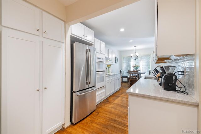 9422 Hawthorne Glen Drive, Grosse Ile Township, MI 48138