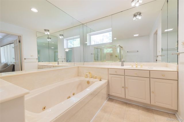 9422 Hawthorne Glen Drive, Grosse Ile Township, MI 48138