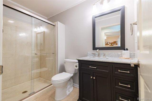 9422 Hawthorne Glen Drive, Grosse Ile Township, MI 48138