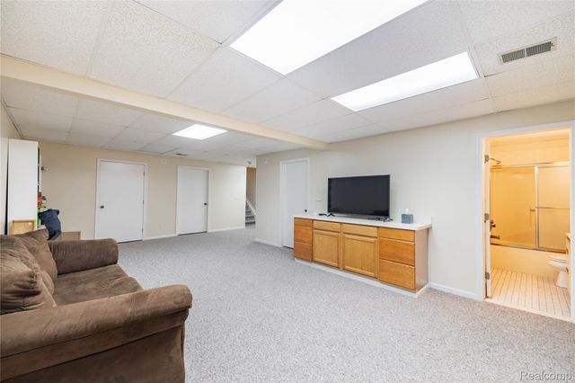 9422 Hawthorne Glen Drive, Grosse Ile Township, MI 48138