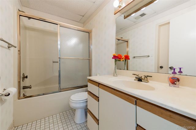 9422 Hawthorne Glen Drive, Grosse Ile Township, MI 48138