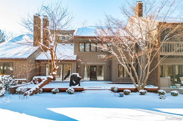 9422 Hawthorne Glen Drive, Grosse Ile Township, MI 48138