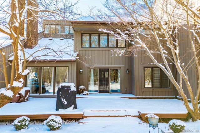 9422 Hawthorne Glen Drive, Grosse Ile Township, MI 48138