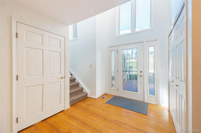 9422 Hawthorne Glen Drive, Grosse Ile Township, MI 48138