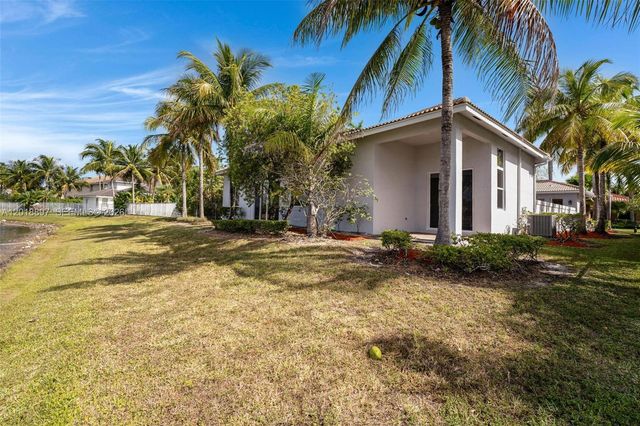 1666 Victoria Pointe Cir, Weston, FL 33327