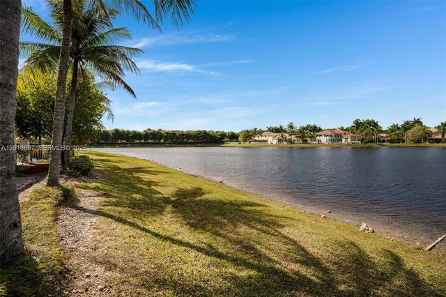 1666 Victoria Pointe Cir, Weston, FL 33327