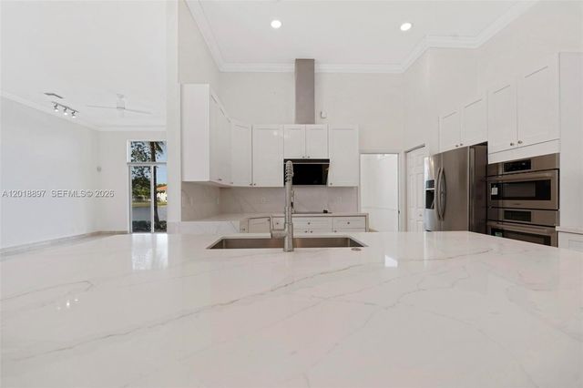 1666 Victoria Pointe Cir, Weston, FL 33327
