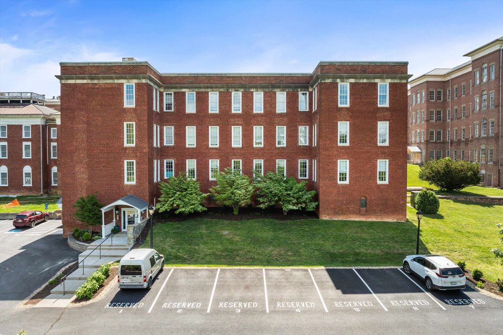 101 W Village Dr Apt 103, Staunton, VA 24401
