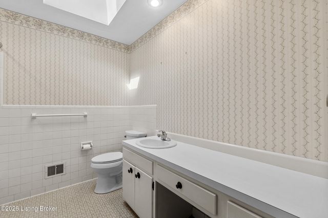 7011 Dartmoor Dr, Louisville, KY 40222