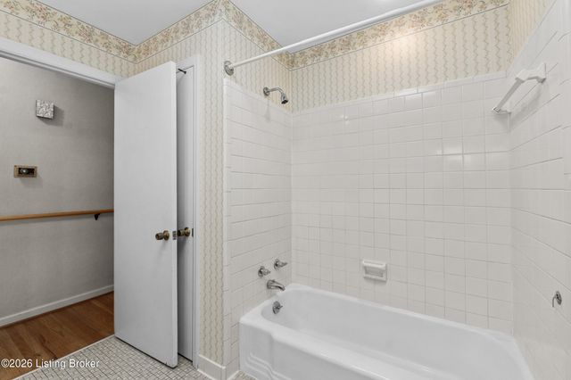 7011 Dartmoor Dr, Louisville, KY 40222