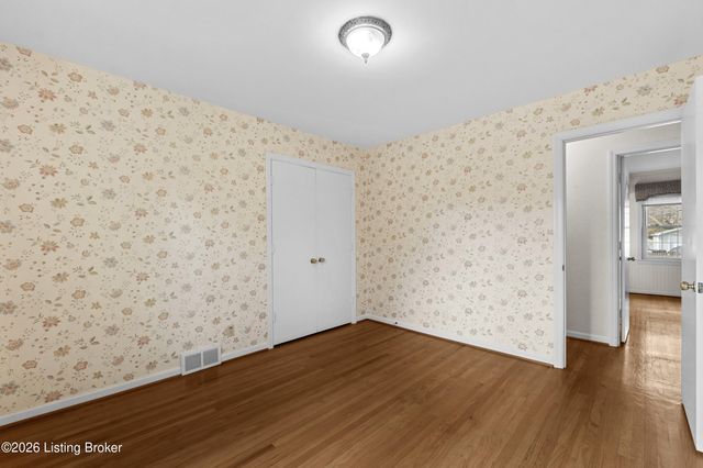 7011 Dartmoor Dr, Louisville, KY 40222