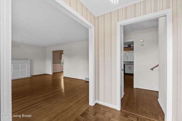 7011 Dartmoor Dr, Louisville, KY 40222