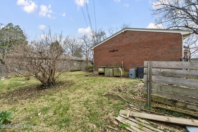 7011 Dartmoor Dr, Louisville, KY 40222