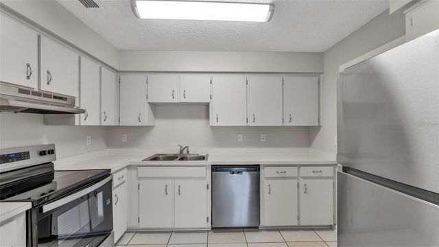 236 VILLAGE CREST COURT, Lakeland, FL 33809