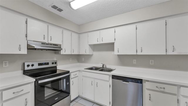 236 VILLAGE CREST COURT, Lakeland, FL 33809