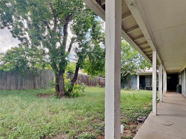 1010 N Meadows DR, Austin, TX 78758