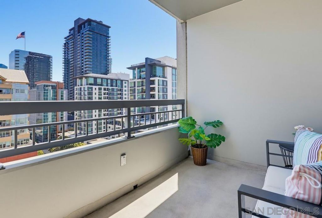 Image 15 of property listing at 300 W Beech St 1101, San Diego, CA 92101