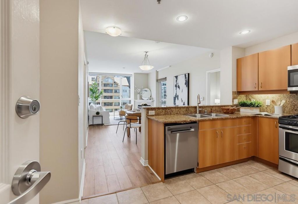 Image 3 of property listing at 300 W Beech St 1101, San Diego, CA 92101