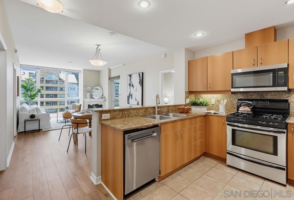 Image 4 of property listing at 300 W Beech St 1101, San Diego, CA 92101