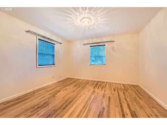 9832 N VAN HOUTEN Ave, Portland, OR 97203