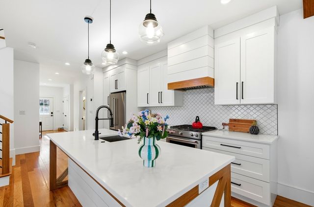 7 Sharon Ave 7, Newton, MA 02466