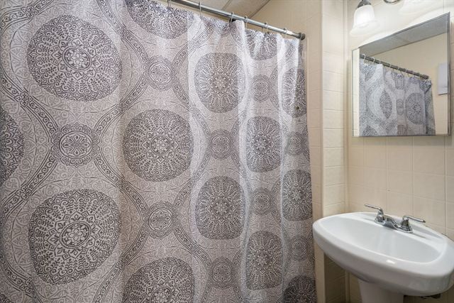 31 Chrome St, Worcester, MA 01604