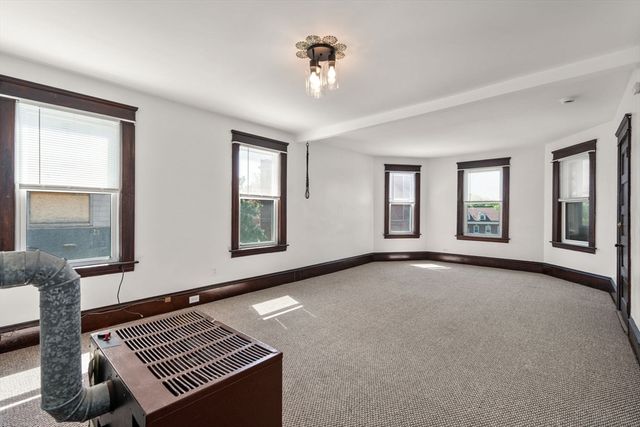 31 Chrome St, Worcester, MA 01604