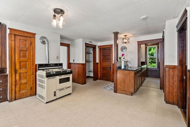 31 Chrome St, Worcester, MA 01604