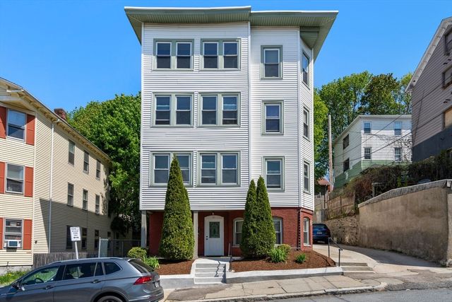 31 Chrome St, Worcester, MA 01604