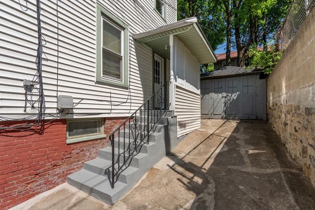 31 Chrome St, Worcester, MA 01604