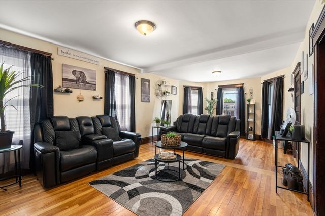 31 Chrome St, Worcester, MA 01604