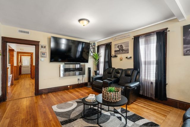 31 Chrome St, Worcester, MA 01604