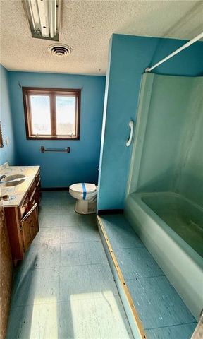 1706 253rd Street, Hiawatha, KS 66434