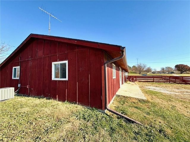 1706 253rd Street, Hiawatha, KS 66434