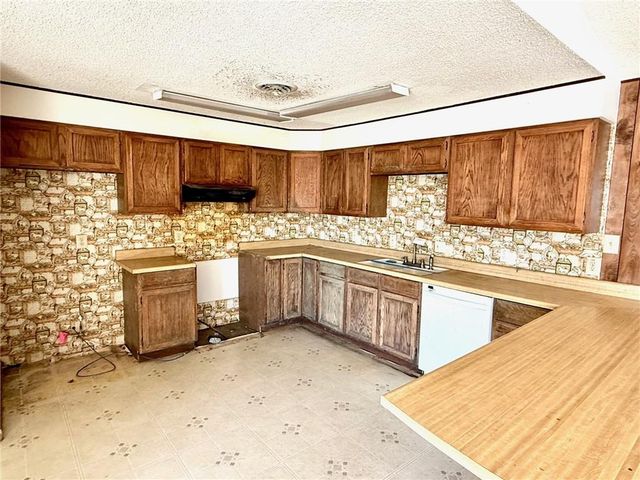 1706 253rd Street, Hiawatha, KS 66434