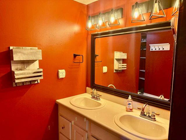 2298 W Hayes Road, Ithaca, MI 48847