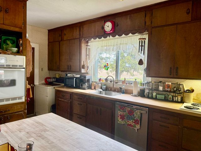 2298 W Hayes Road, Ithaca, MI 48847