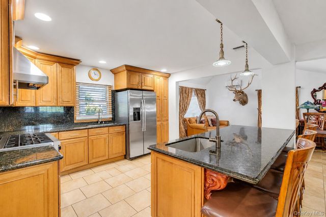 26 Picture Lane, Hicksville, NY 11801