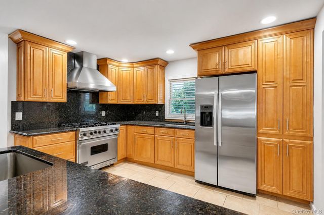26 Picture Lane, Hicksville, NY 11801