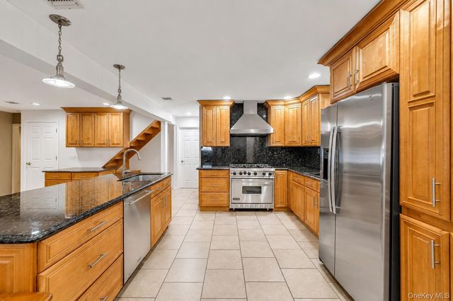 26 Picture Lane, Hicksville, NY 11801