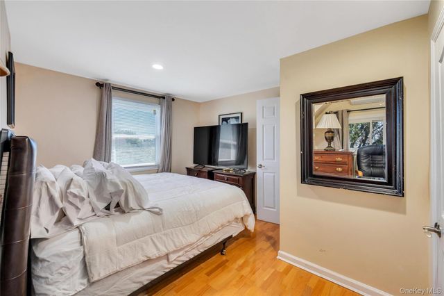 26 Picture Lane, Hicksville, NY 11801