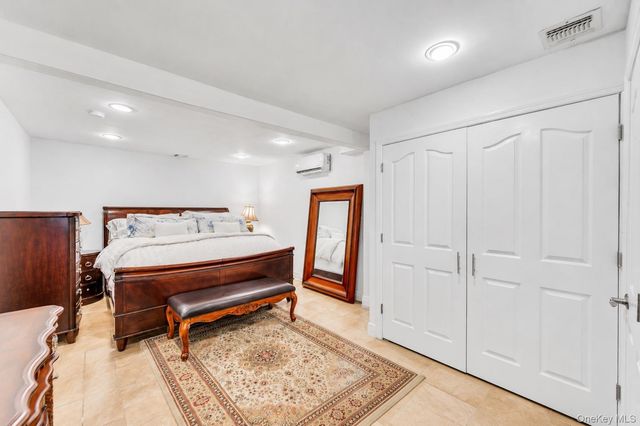 26 Picture Lane, Hicksville, NY 11801