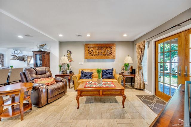 26 Picture Lane, Hicksville, NY 11801