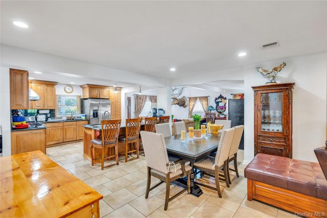 26 Picture Lane, Hicksville, NY 11801