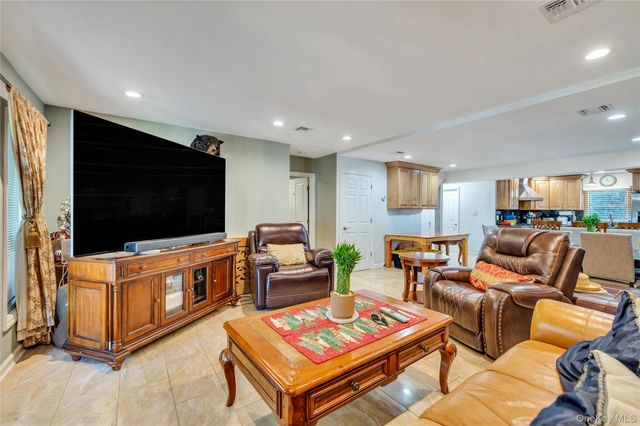 26 Picture Lane, Hicksville, NY 11801