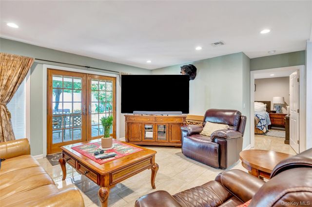 26 Picture Lane, Hicksville, NY 11801