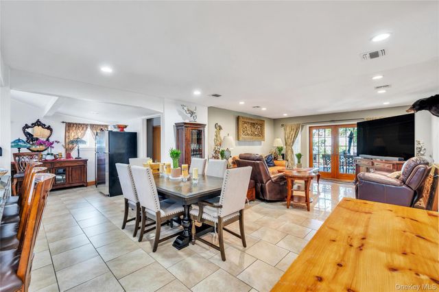 26 Picture Lane, Hicksville, NY 11801