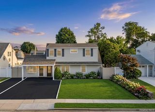 26 Picture Lane, Hicksville, NY 11801