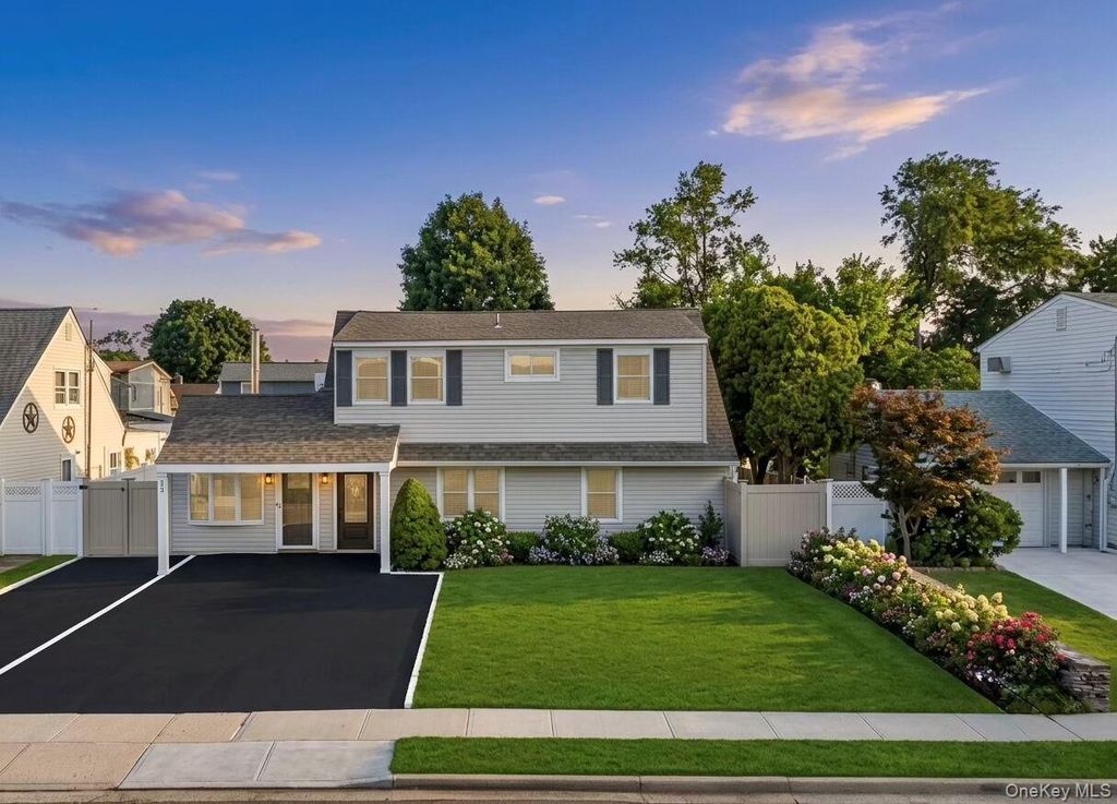 26 Picture Lane, Hicksville, NY 11801